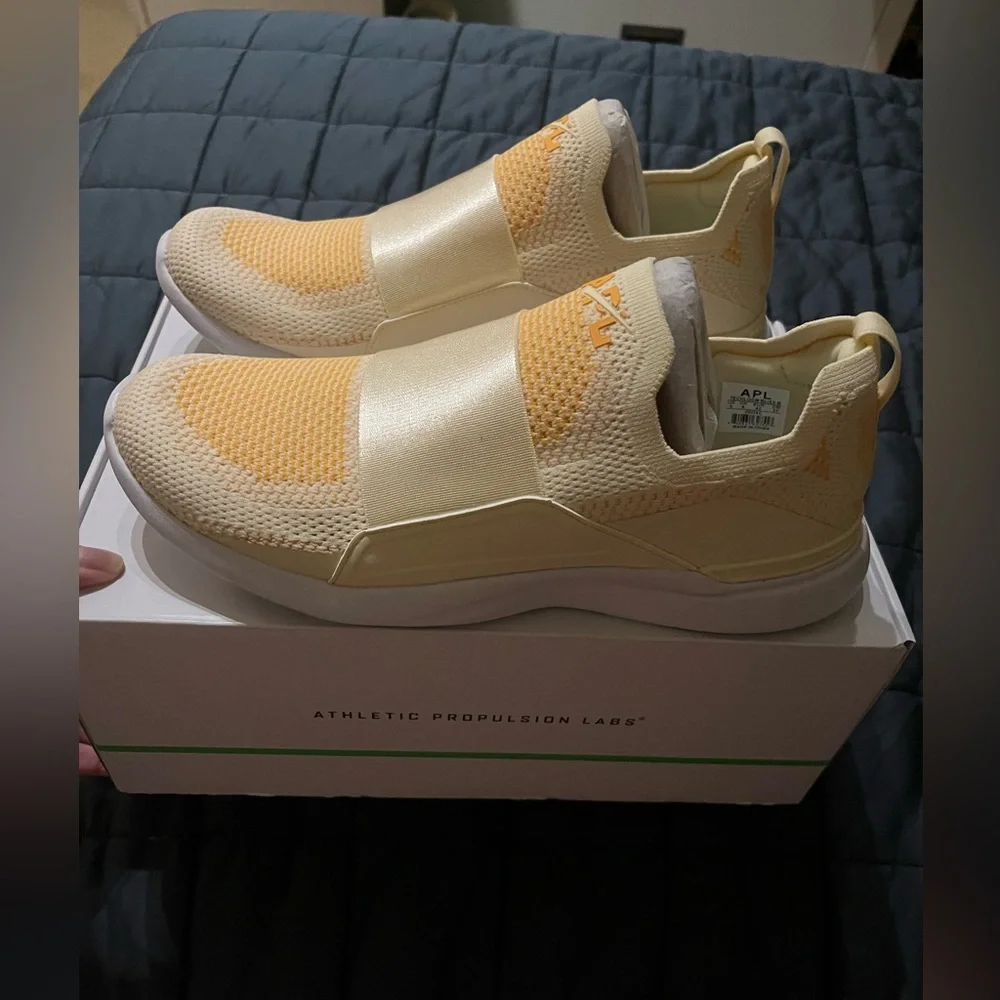 NIB w10.5/m9: $245 APL TechLoom Bliss Unisex Sneaker, Women’s 10.5 or Men's 9 🥭 - Picture 1 of 15